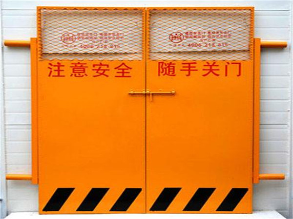 施工电梯门