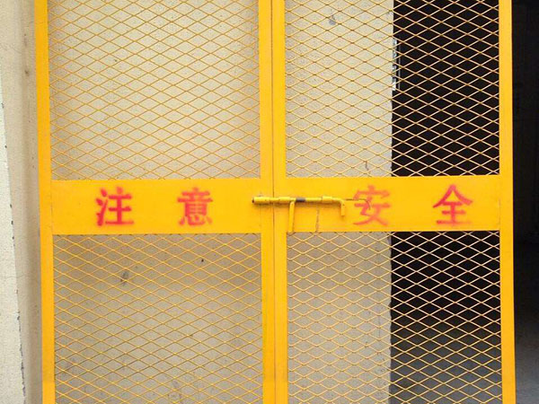 施工电梯门